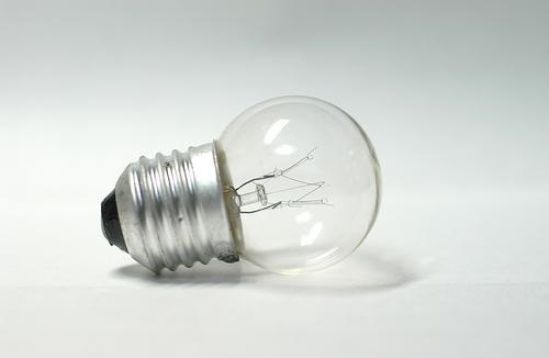 Medium screw-based light bulb